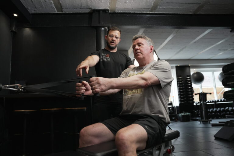 Strength and longevity fitness coaching for seniors – guided rowing exercise